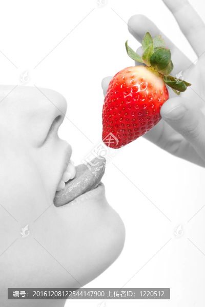 特寫女人的嘴唇和草莓