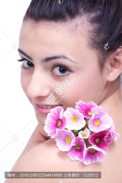 年輕漂亮的黑發(fā)女人與花