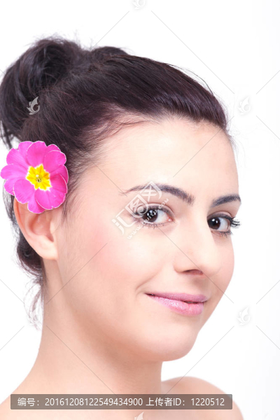 年輕漂亮的黑發(fā)女人與花