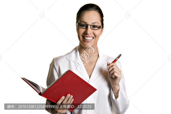 年輕友善的女人在書中記筆記