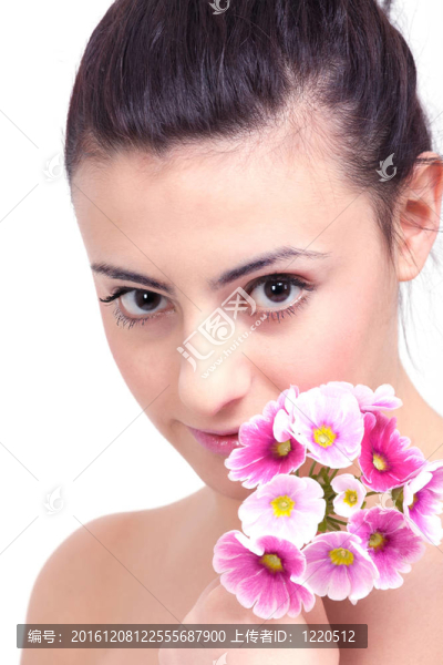 年輕漂亮的黑發(fā)女人與花