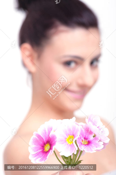 年輕漂亮的黑發(fā)女人與花