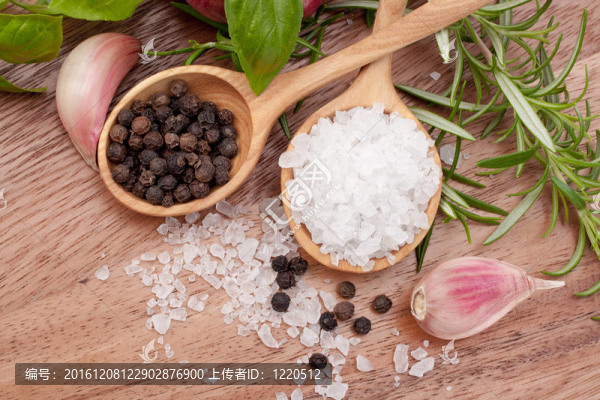新鮮香草和鹽匙