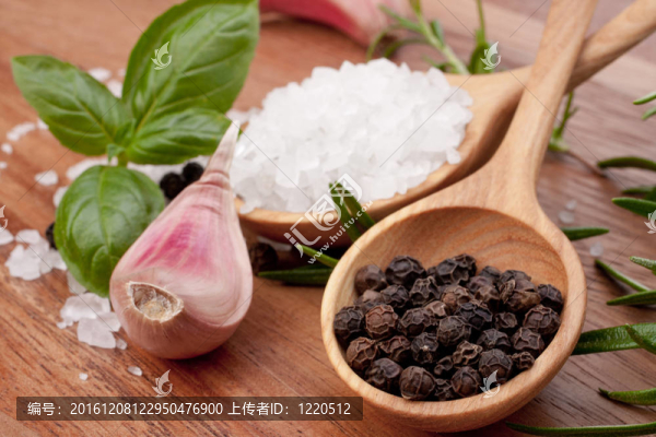 新鮮香草和鹽匙