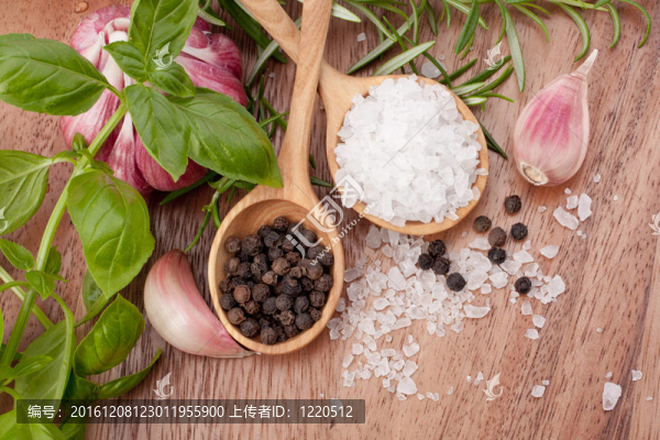 新鮮香草和鹽匙