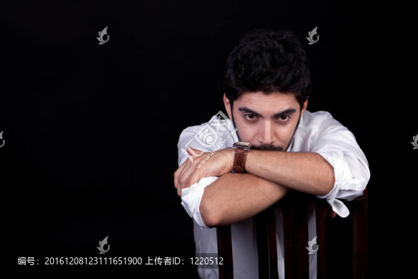 年輕成功的商人，穿著黑色背景的西裝