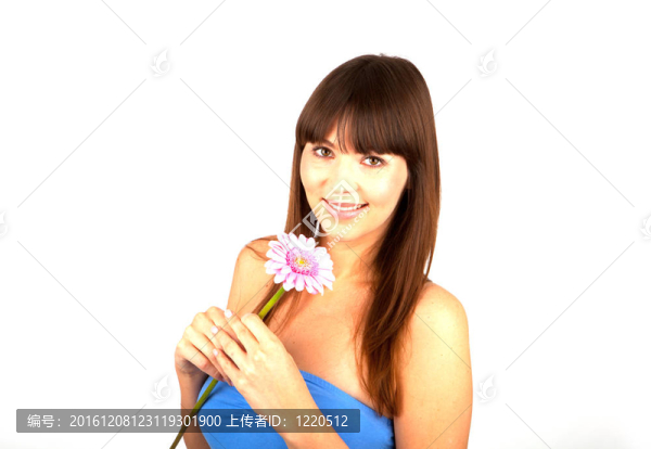 年輕漂亮的黑發(fā)女人與花的快樂