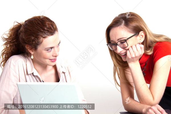 兩個女商人正在討論一個工作上的問題