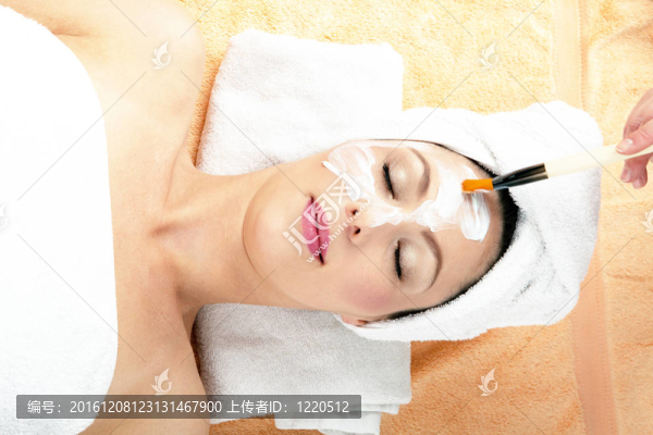 年輕漂亮的黑發(fā)女人做保健按摩