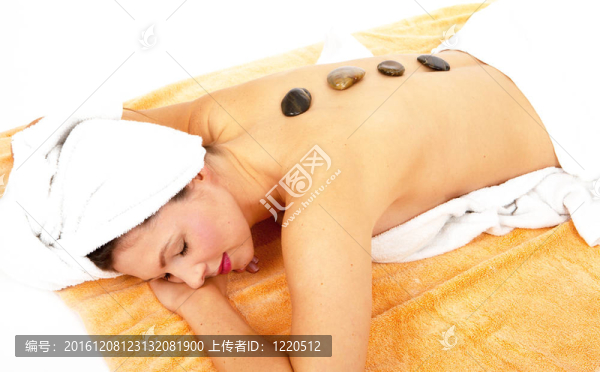 年輕漂亮的黑發(fā)女人做保健按摩