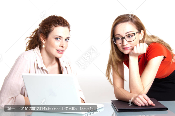 兩個(gè)女商人正在討論一個(gè)工作上的問(wèn)題