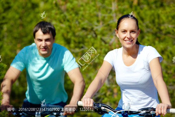 騎自行車的夫婦