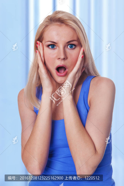 女人在震驚中抱著她的臉