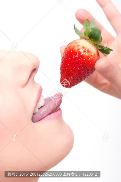 特寫女人的嘴唇和草莓