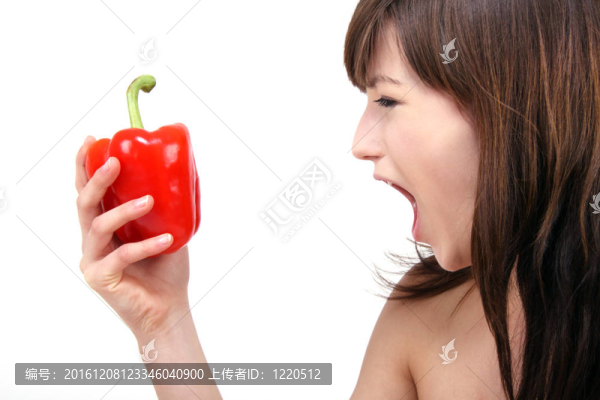 年輕漂亮的女孩手里拿著紅辣椒