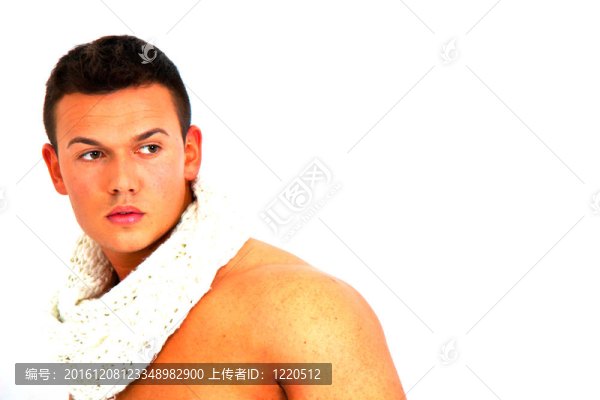 有肌肉和時尚的年輕人