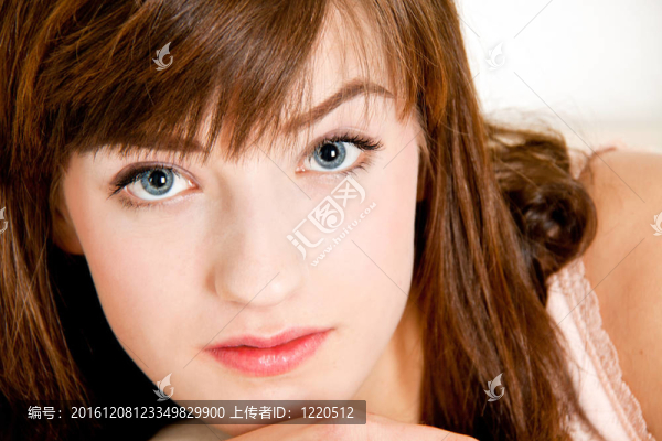 一個(gè)年輕漂亮的黑發(fā)女孩與一個(gè)燦爛的微笑的肖像