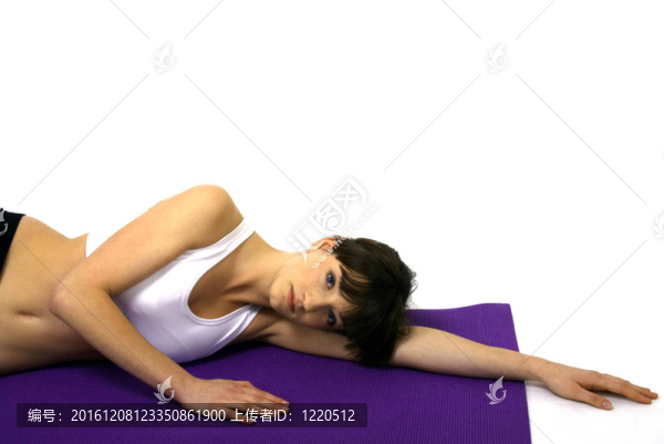 年輕美麗的女人是做運動