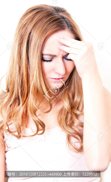 年輕漂亮的女人頭痛和流感