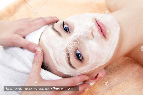 年輕漂亮的女人用毛巾做衛(wèi)生