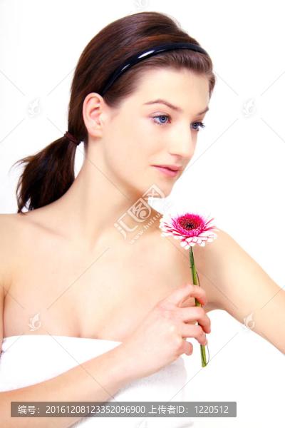 年輕漂亮的黑發(fā)女人與花