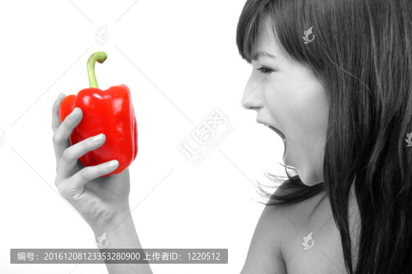年輕漂亮的女孩手里拿著紅辣椒