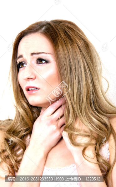 年輕漂亮的女人頭痛和流感