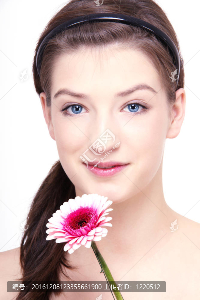 年輕漂亮的黑發(fā)女人與花