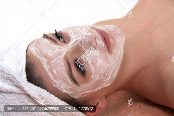 年輕漂亮的女人用毛巾做衛(wèi)生