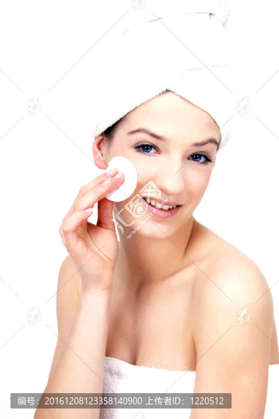 年輕漂亮的女人用毛巾做衛(wèi)生