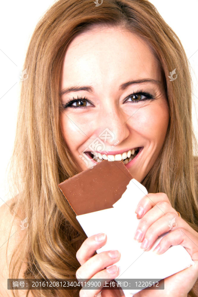 年輕漂亮的女人帶著燦爛的笑容，是吃chocplate