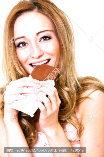 年輕漂亮的女人帶著燦爛的笑容，是吃chocplate
