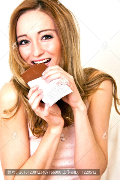 年輕漂亮的女人帶著燦爛的笑容，是吃chocplate