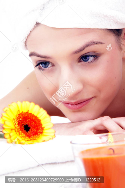 年輕漂亮的女人用毛巾做衛(wèi)生
