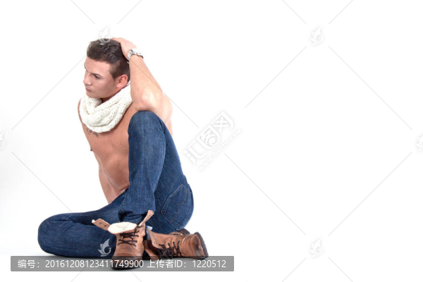 有肌肉和時尚的年輕人