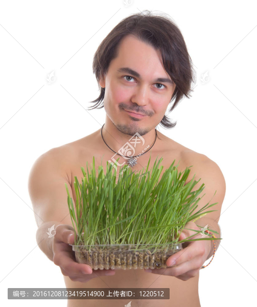 男人抱著草的花盆孤立在白色背景
