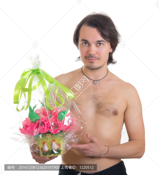 男人拿著一束鮮花孤立在白色背景