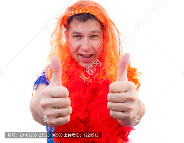 男子穿著橙色服裝為足球比賽