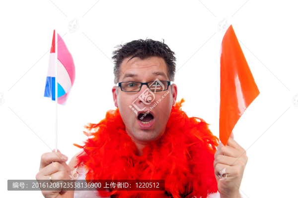 男子穿著橙色服裝為足球比賽