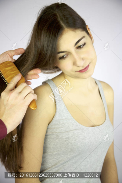 黑發(fā)女模特讓頭發(fā)的理發(fā)師