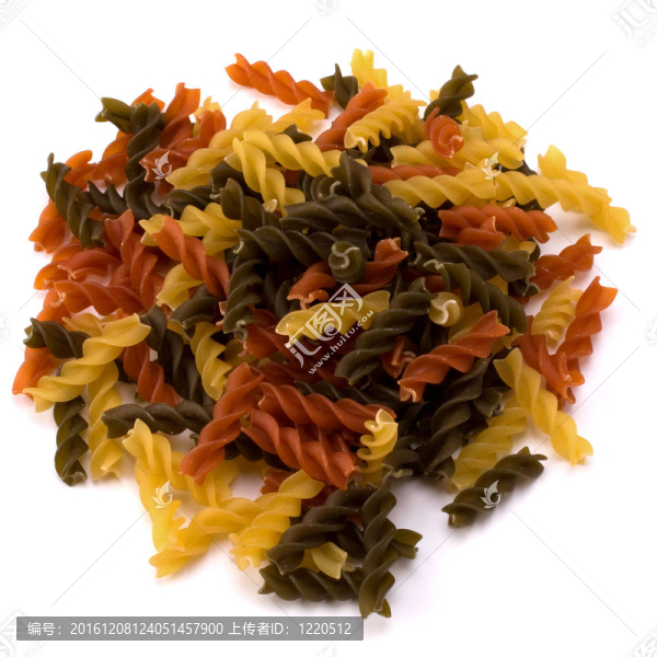 白色背景上的意大利面食