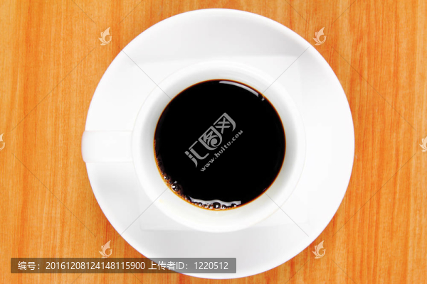 查看黑咖啡杯頂部的木材