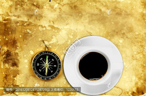 帶指南針的白色杯子里的黑咖啡