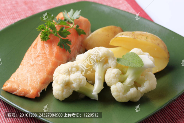 三文魚(yú)魚(yú)片及蔬菜