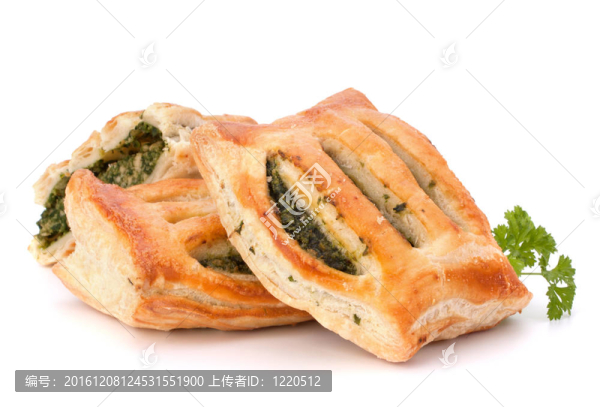 白色背景上的酥皮小圓面包。