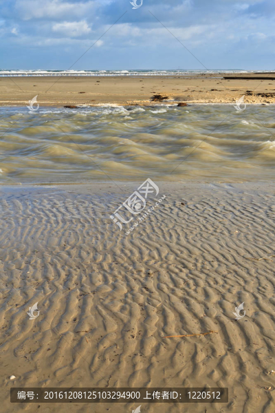帶水流的海邊