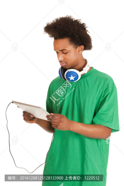 黑男孩與平板電腦