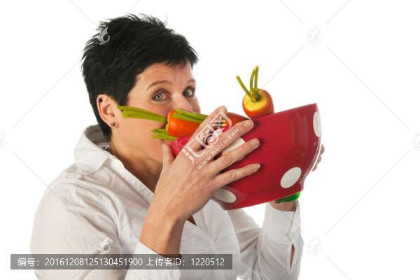 帶蔬菜的年輕婦女