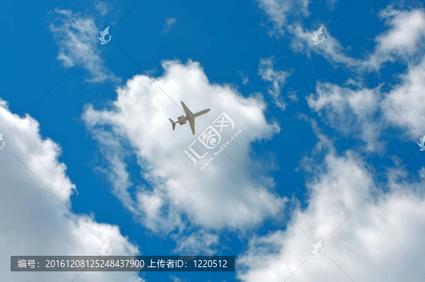天空；云；平面
