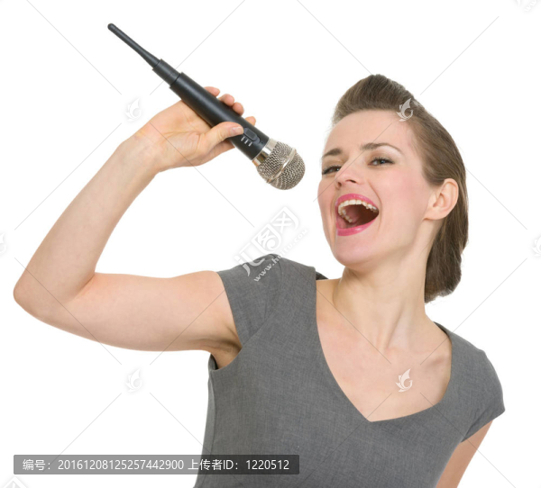 歡快的女人在話筒里唱歌孤立